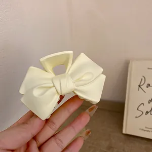 Nahaufnahme einer cremefarbenen matten Haarklammer mit Schleife für elegante Hochsteckfrisuren
