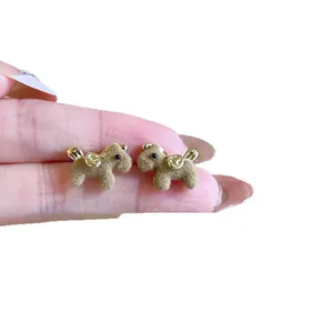 Adorables pendientes de poni flocado marrón con silla dorada y perno de plata pura