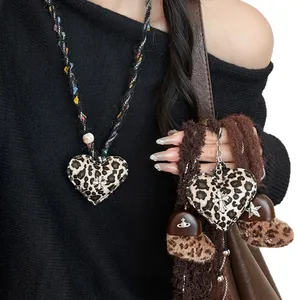 Elegante set collana con cuore in peluche leopardato e ciondolo borsa per donna
