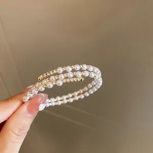 Bracelet en spirale multicouche élégant avec perles blanches et zircons brillants