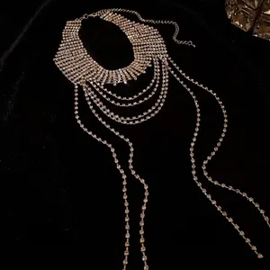 Elegante collana lunga a più strati con nappe di strass e un design scintillante