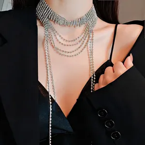 Elegante girocollo in strass multistrato con lunghe nappe su outfit con blazer nero
