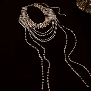 Primo piano che mostra le intricate catene e nappe di strass multistrato della collana