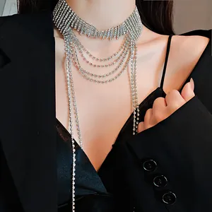 Primo piano di una collana a strati con nappe di strass su una modella molto elegante