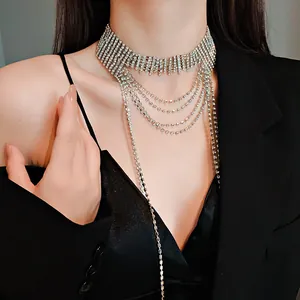 Vista dettagliata di un elegante girocollo in strass a più strati su una modella.
