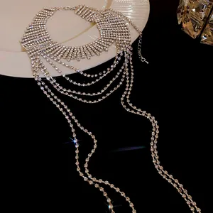 Dettaglio di collana a strati con nappe di strass scintillanti su nero
