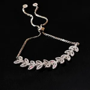 Elegante bracciale regolabile in argento con foglie di zirconi molto luccicanti