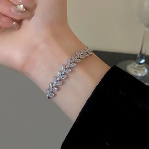 Elegante bracciale regolabile a forma di foglia con scintillanti pietre di zircone