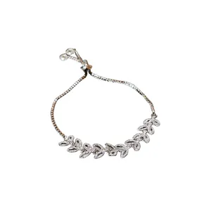 Elegante bracciale regolabile in argento con foglie di zirconi scintillanti su bianco.