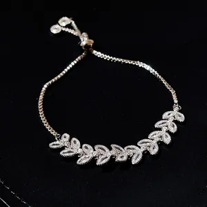 Primo piano dettagliato di un elegante bracciale a foglia d'argento con zirconi scintillanti
