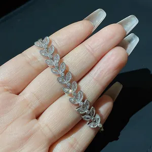 Dettaglio ravvicinato del bracciale in argento con foglie di zirconi scintillanti.