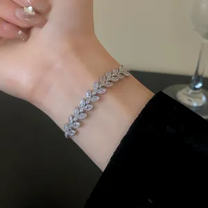 Elegante bracciale a foglia in zircone argento sul polso, dettaglio stile minimalista