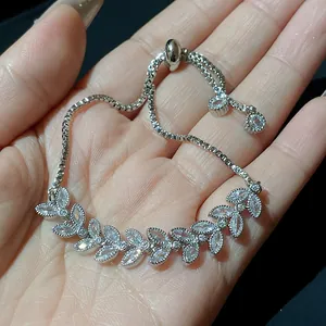 Vista dettagliata del motivo a foglia in zirconia cubica su un bracciale regolabile.