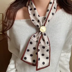 Elegante collana a foulard in seta a pois con fibbia rotonda dorata, stile vintage