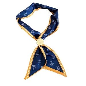Collana sciarpa di seta vintage con stampa paisley e fibbia ad anello dorata elegante