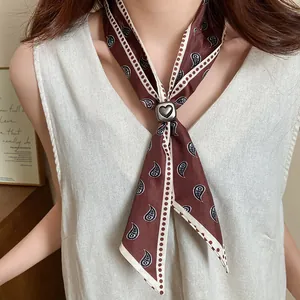 Dettaglio collana foulard in seta vintage con motivo paisley e fibbia a cuore