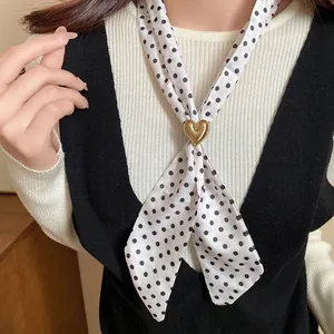Primo piano della collana vintage a pois in seta con ciondolo a cuore dorato dettaglio.