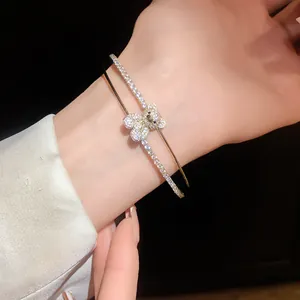Eleganter zweilagiger offener Armreif mit einem funkelnden, zirkonbesetzten Bärenanhänger