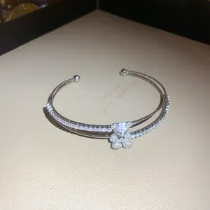 Eleganter, funkelnder Zirkon-Bären-Doppelschicht-Armreif mit luxuriösem Hochglanz-Finish