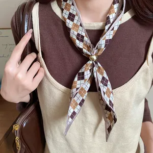 Dettaglio della collana sciarpa in seta vintage a rombi con cursore in metallo oro.