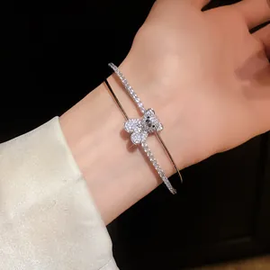 Elegantes, mit Zirkonia besetztes Bärenmotiv, doppellagiger offener Armreif am Handgelenk