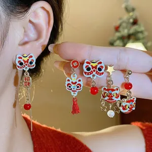Traditionelle chinesische Ohrstecker mit rotem Löwentanz-Emaille und Quasten