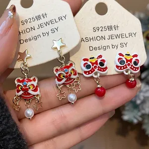 Traditionelle chinesische Löwentanz-Ohrringe mit roter Emaille, S925-Silber und Perlen.