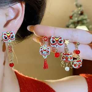 Festliche traditionelle rote chinesische Löwentanz-Ohrhänger mit gold Quasten und Perlen