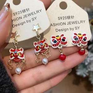 Nahaufnahme traditioneller chinesischer Neujahrs-Löwentanz-Ohrringe mit S925 Silbernadeln.