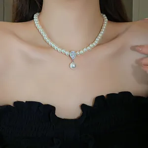 Elegant French retro pearl necklace with a teardrop zircon pendant on an Asian model
