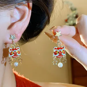 Festliche chinesische Löwentanz-Ohrringe mit rotem Emaille und elegantem Perlenanhänger