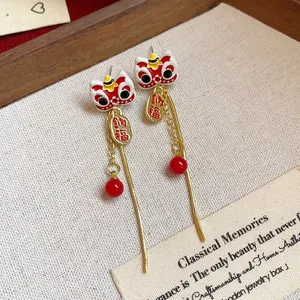 Traditionelle chinesische Neujahrs-Löwentanz-Ohrringe mit rotem Emaille und Goldfinish