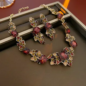 Parure de bijoux vintage avec collier et boucles d'oreilles fleurs en cristal rouge