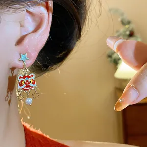 Detailansicht der Emaille-Ohrringe im chinesischen Löwentanz-Stil mit Perle.