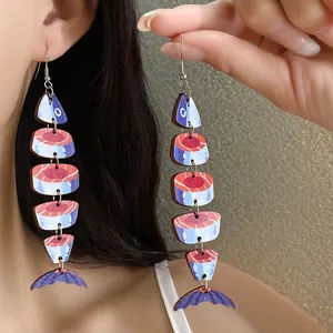 Orecchini a forma di pesce in legno stile folk con stampa a salmone
