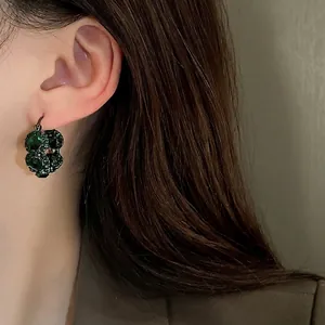 Elegante Vintage-Ohrringe mit grünen Strasssteinen in U-Form für Damen Luxusschmuck.