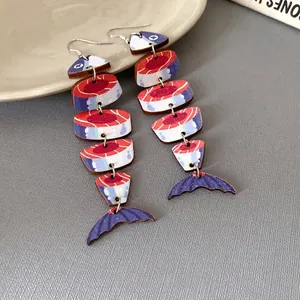 Orecchini pendenti etnici unici in legno a forma di scheletro di pesce colorato