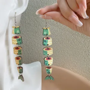 Orecchini pendenti in legno in stile etnico con motivi a forma di pesce unici e colorati