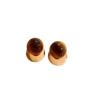 Elegante Vintage-Ohrstecker aus Harz mit brauner Kugel und goldenem runden Sockel