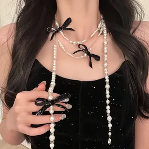 Dettaglio di un'elegante collana di perle in stile francese con fiocchi di velluto nero