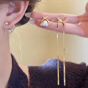 Eleganti orecchini in argento 925 con fiocco, nappa, perla e cristallo da donna