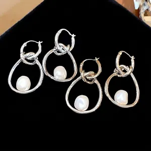 Elegantes pendientes de aro anudados irregulares plateados con perlas barrocas.