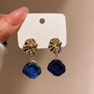 Orecchini geometrici irregolari dorati con pendenti in cristallo blu scuro testurizzato