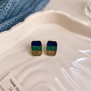 Orecchini a perno rettangolari in smalto retrò con motivo marmorizzato blu verde e beige
