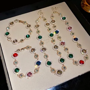 Parure de bijoux de style palais vintage avec strass colorés sur colliers et bracelets