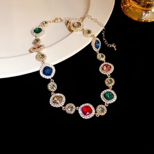 Magnifique collier de style palais vintage avec cristaux colorés et strass