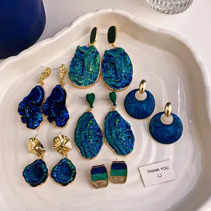 Selezione di orecchini geometrici vintage con texture druzy e dettagli dorati