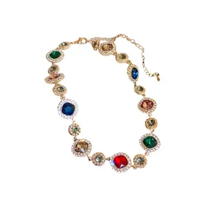 Collier de style cour vintage avec strass ronds colorés et chaîne dorée réglable