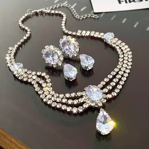 Vue détaillée de l'ensemble collier avec pendentif en zircon et boucles d'oreilles
