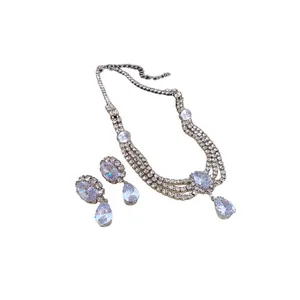 Ensemble de bijoux en zircone avec collier multi-rangs et boucles d'oreilles goutte